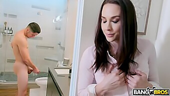 La Tetona Madrastra Chanel Preston Confronta A Su Hijo Para Masturbarse En El Baño