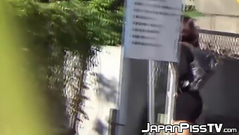 Une Adolescente Japonaise (18+) Surprise En Train De Pisser Secrètement