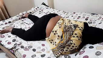 Jovencita India Experimenta Su Primer Sexo Caliente Con Su Novio En La Cama