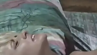 Video Buatan Sendiri Amatur Tentang Gadis Itu Yang Sedang Diliwat Dan Menghisap Zakar